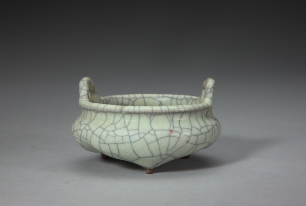 ▲宋 哥窑青釉三足鼎 故宫博物院藏