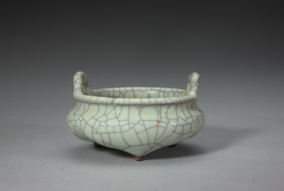 ▲宋 哥窑青釉三足鼎 故宫博物院藏