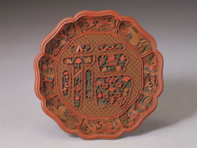 ▲剔彩龙凤集福葵瓣式盘 清乾隆故宫博物馆藏