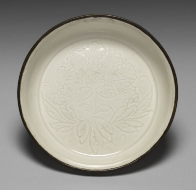 口沿镶铜扣北宋定窑白瓷划花牡丹纹碟台北故宫博物院藏