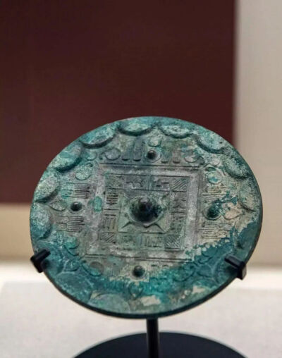 ▲ [西汉] 日光对称单层草叶纹铜镜, 直径13.4厘米