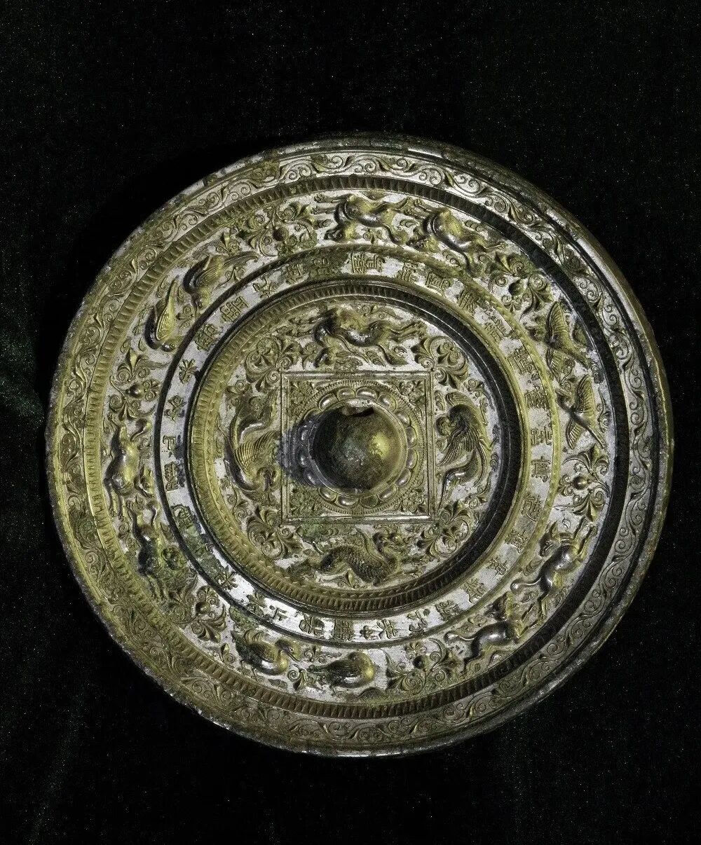 ▲ [唐] 鉴若止水铜镜，章怀太子墓出土直径24.5厘米，厚1.7厘米
陕西乾陵博物馆藏