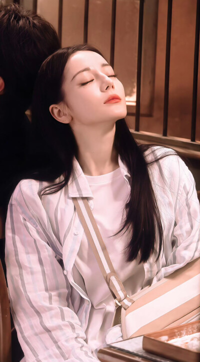 - 迪丽热巴 / 聂九罗 。