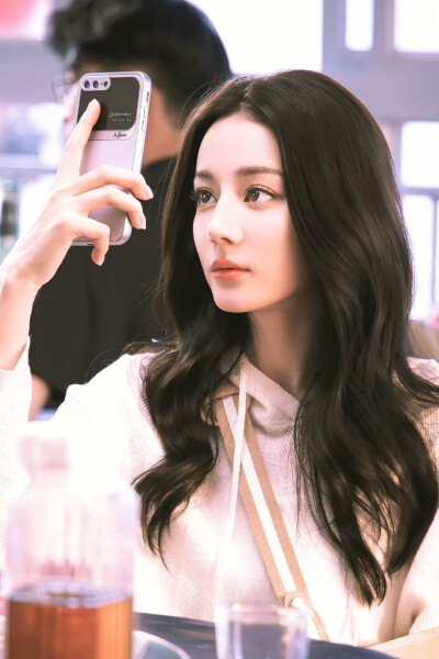 - 迪丽热巴 / 聂九罗 。