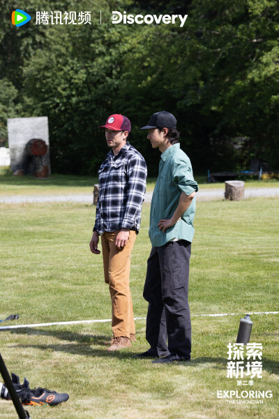 探索新境：
#探索新境2# EP03剧照送达！@UNIQ-王一博 与攀岩搭档 @RyderStroud-史瑞德 深入加拿大不列颠哥伦比亚的斯阔米什。于森林中体验传统伐木，在岩壁上磨砺器械攀登技艺。森林为证，每一步都是对未知的深入，…