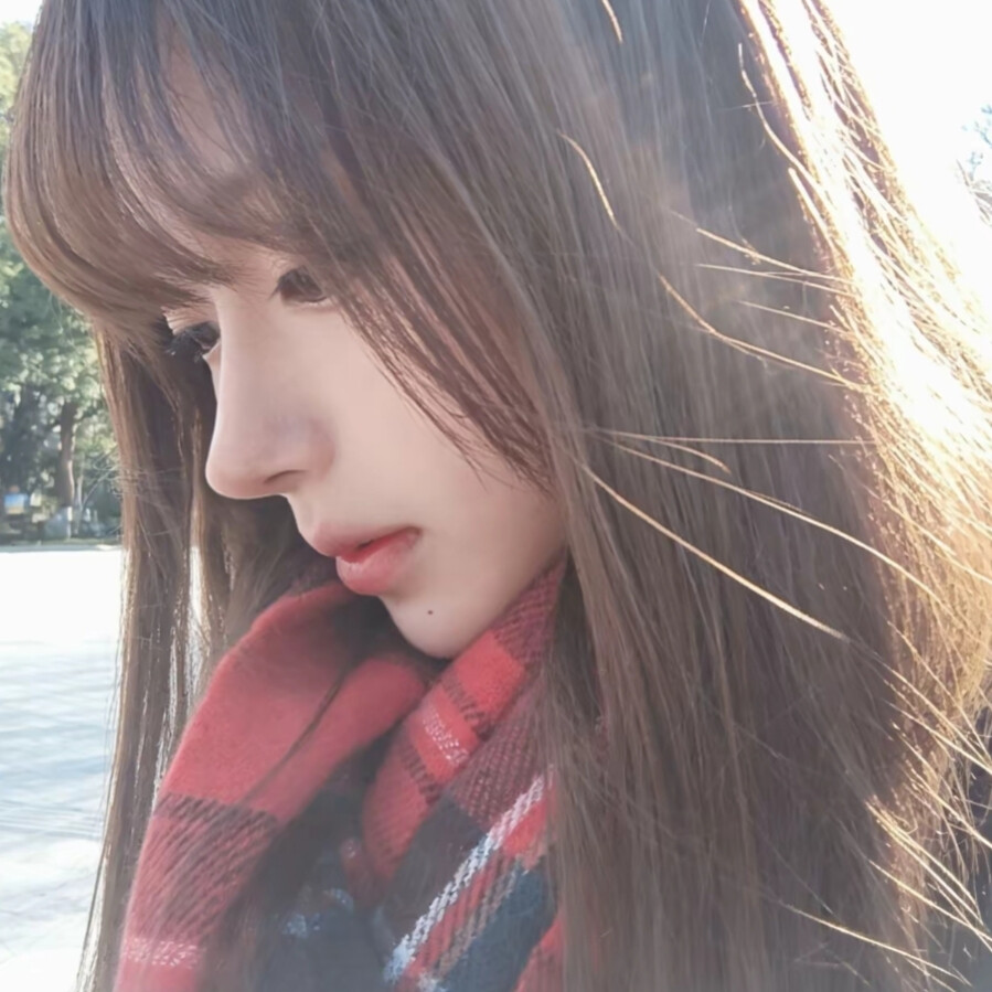 你无法接住我的沉重 于是我假装轻盈 我们的关系便安全了