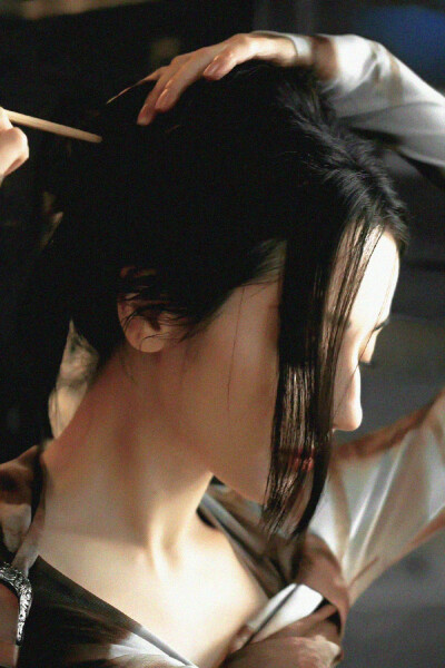 - 迪丽热巴 / 聂九罗 。