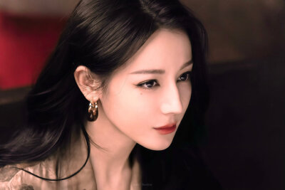 - 迪丽热巴 / 聂九罗 。