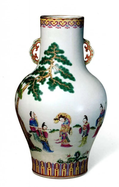 ▲ 清道光 粉彩描金歌舞婴戏图如意耳瓶 故宫博物院 藏