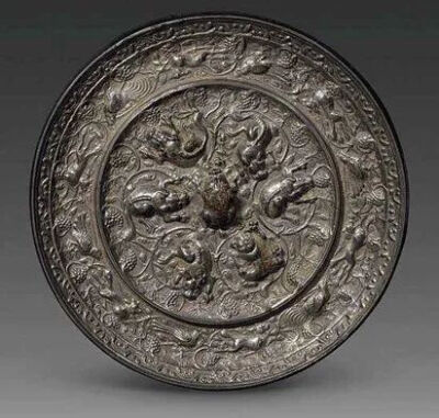 ▲ [唐] 海兽葡萄纹铜镜