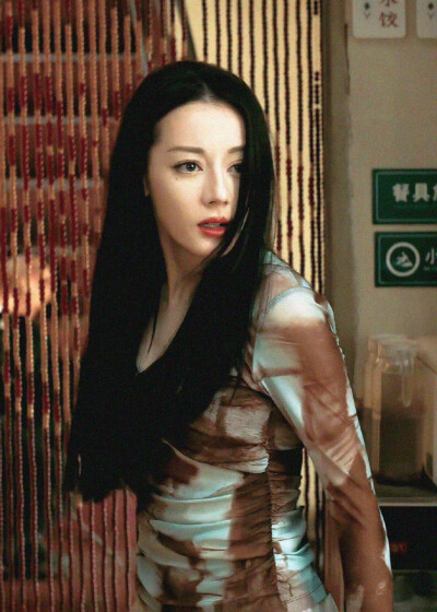 - 迪丽热巴 / 聂九罗 。