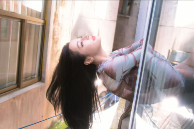 - 迪丽热巴 / 聂九罗 。