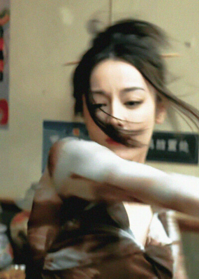 - 迪丽热巴 / 聂九罗 。