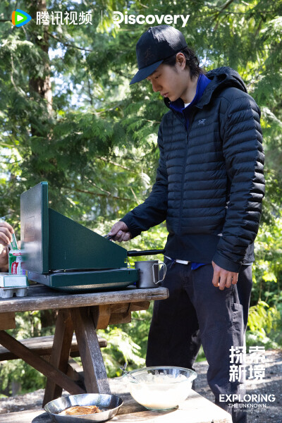 探索新境：
#探索新境2# EP03剧照送达！@UNIQ-王一博 与攀岩搭档 @RyderStroud-史瑞德 深入加拿大不列颠哥伦比亚的斯阔米什。于森林中体验传统伐木，在岩壁上磨砺器械攀登技艺。森林为证，每一步都是对未知的深入，…
