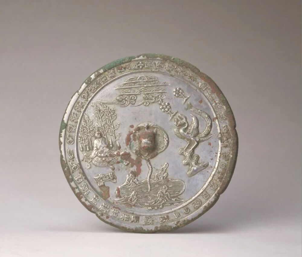 ▲ [唐] 真子飞霜铜镜，面径21.5厘米故宫博物院藏