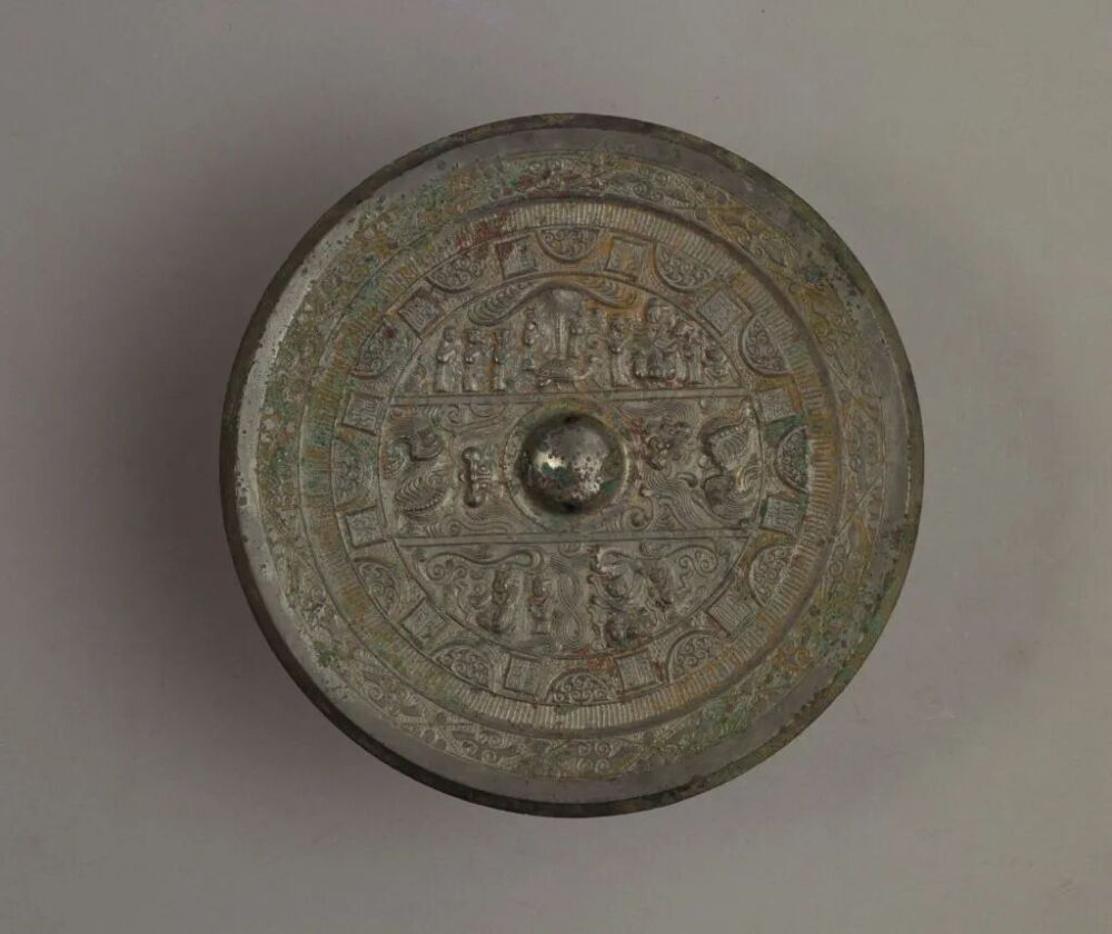 ▲ [东汉] 三段区段式神兽镜，面径17.1厘米故宫博物院藏 