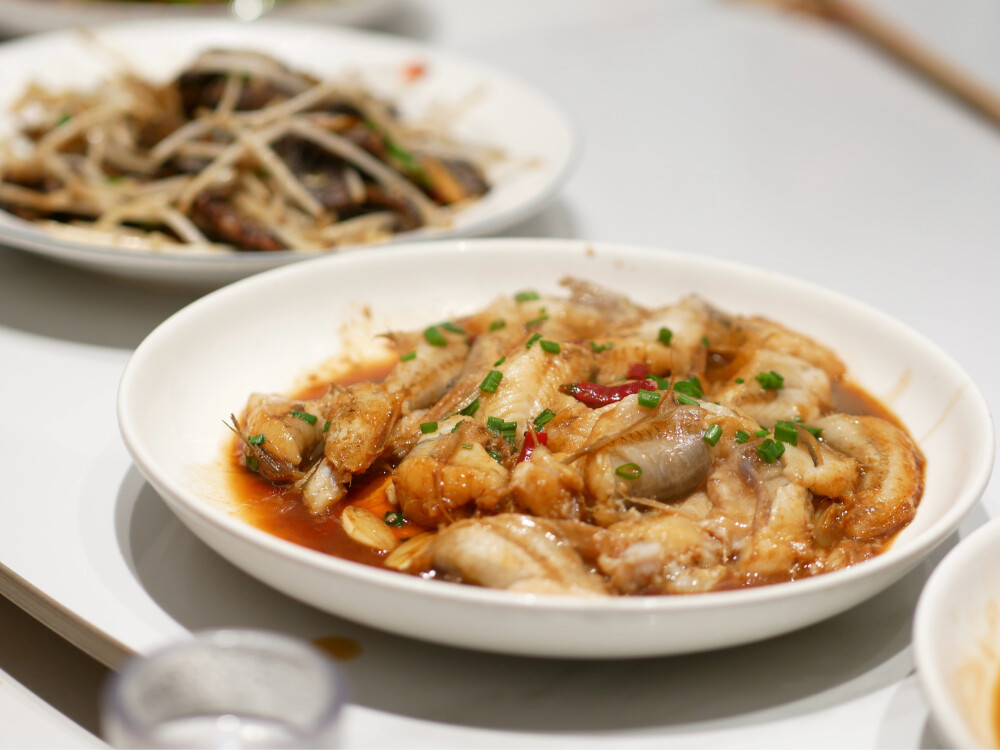 还好今天早起垫了杯咖啡不然这么胃都没开
大东海的红绿头虾鲜甜度吊打阿根廷红虾这个季节竟然还有碧绿的蚕豆沪沪你学学阿浙海瓜子是我说不上来学名的葱油味稍微浓重了点最爱的水潺还是凭实力光盘红糖番薯粿建议全国普及这玩意儿没有人会不爱好嘛