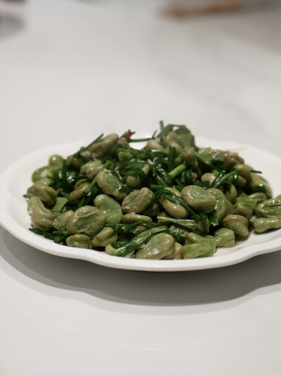 还好今天早起垫了杯咖啡不然这么胃都没开
大东海的红绿头虾鲜甜度吊打阿根廷红虾这个季节竟然还有碧绿的蚕豆沪沪你学学阿浙海瓜子是我说不上来学名的葱油味稍微浓重了点最爱的水潺还是凭实力光盘红糖番薯粿建议全国…