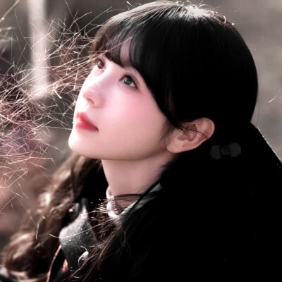 
那封信我一直没拆开  它就躺在我的书包夹层里  和创可贴、止痛药放在一起。信封是灰色的，像极了今天的天空。医务室里弥漫着消毒水的气味，混合着雨水潮湿的气息   我摸了摸膝盖上的纱布，那里一跳一跳地疼着  校医…