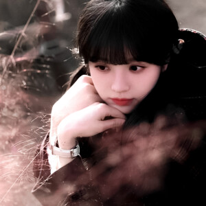 
那封信我一直没拆开  它就躺在我的书包夹层里  和创可贴、止痛药放在一起。信封是灰色的，像极了今天的天空。医务室里弥漫着消毒水的气味，混合着雨水潮湿的气息   我摸了摸膝盖上的纱布，那里一跳一跳地疼着  校医说伤口会结痂，会愈合，会留下淡淡的疤痕。可是有些伤口，是不是永远都不会好…