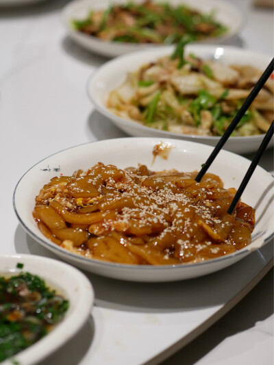 还好今天早起垫了杯咖啡不然这么胃都没开
大东海的红绿头虾鲜甜度吊打阿根廷红虾这个季节竟然还有碧绿的蚕豆沪沪你学学阿浙海瓜子是我说不上来学名的葱油味稍微浓重了点最爱的水潺还是凭实力光盘红糖番薯粿建议全国…