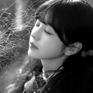 
那封信我一直没拆开  它就躺在我的书包夹层里  和创可贴、止痛药放在一起。信封是灰色的，像极了今天的天空。医务室里弥漫着消毒水的气味，混合着雨水潮湿的气息   我摸了摸膝盖上的纱布，那里一跳一跳地疼着  校医说伤口会结痂，会愈合，会留下淡淡的疤痕。可是有些伤口，是不是永远都不会好…