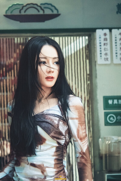 - 迪丽热巴 / 聂九罗 。