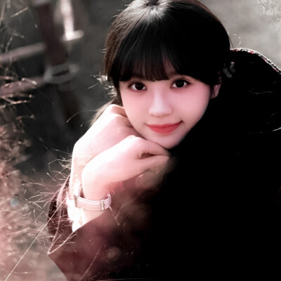 
那封信我一直没拆开  它就躺在我的书包夹层里  和创可贴、止痛药放在一起。信封是灰色的，像极了今天的天空。医务室里弥漫着消毒水的气味，混合着雨水潮湿的气息   我摸了摸膝盖上的纱布，那里一跳一跳地疼着  校医…