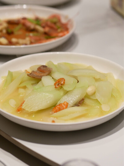 还好今天早起垫了杯咖啡不然这么胃都没开
大东海的红绿头虾鲜甜度吊打阿根廷红虾这个季节竟然还有碧绿的蚕豆沪沪你学学阿浙海瓜子是我说不上来学名的葱油味稍微浓重了点最爱的水潺还是凭实力光盘红糖番薯粿建议全国…