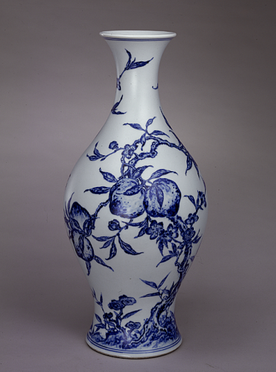 清雍正 雍正款青花灵竹桃蝠纹瓶故宫博物院藏