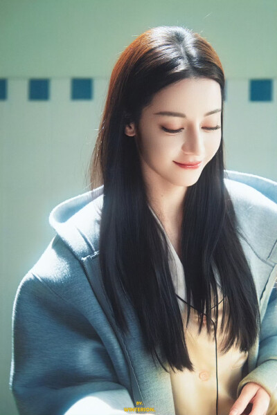 - 迪丽热巴 / 聂九罗 。