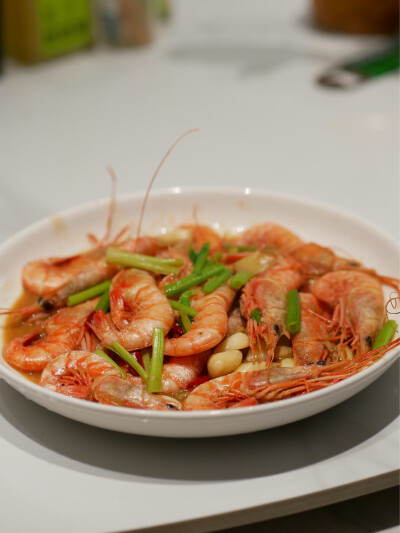 还好今天早起垫了杯咖啡不然这么胃都没开
大东海的红绿头虾鲜甜度吊打阿根廷红虾这个季节竟然还有碧绿的蚕豆沪沪你学学阿浙海瓜子是我说不上来学名的葱油味稍微浓重了点最爱的水潺还是凭实力光盘红糖番薯粿建议全国…