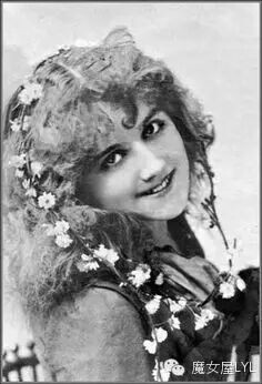 玛丽 艾拉林 特里斯（1871年4月13日——1971年6月16日）艺名 埃拉林 特里斯，著名的英国女演员和歌手，她在爱德华音乐喜剧中的表现十分突出。稍后，她遇到了演员-制作人西摩 希克斯，在1893年嫁给他，两人合作了很多…