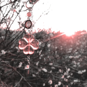 
那封信我一直没拆开  它就躺在我的书包夹层里  和创可贴、止痛药放在一起。信封是灰色的，像极了今天的天空。医务室里弥漫着消毒水的气味，混合着雨水潮湿的气息   我摸了摸膝盖上的纱布，那里一跳一跳地疼着  校医说伤口会结痂，会愈合，会留下淡淡的疤痕。可是有些伤口，是不是永远都不会好…