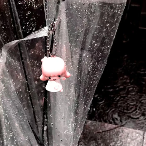 
那封信我一直没拆开  它就躺在我的书包夹层里  和创可贴、止痛药放在一起。信封是灰色的，像极了今天的天空。医务室里弥漫着消毒水的气味，混合着雨水潮湿的气息   我摸了摸膝盖上的纱布，那里一跳一跳地疼着  校医说伤口会结痂，会愈合，会留下淡淡的疤痕。可是有些伤口，是不是永远都不会好…