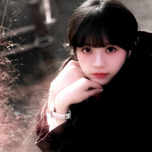 
那封信我一直没拆开  它就躺在我的书包夹层里  和创可贴、止痛药放在一起。信封是灰色的，像极了今天的天空。医务室里弥漫着消毒水的气味，混合着雨水潮湿的气息   我摸了摸膝盖上的纱布，那里一跳一跳地疼着  校医说伤口会结痂，会愈合，会留下淡淡的疤痕。可是有些伤口，是不是永远都不会好…