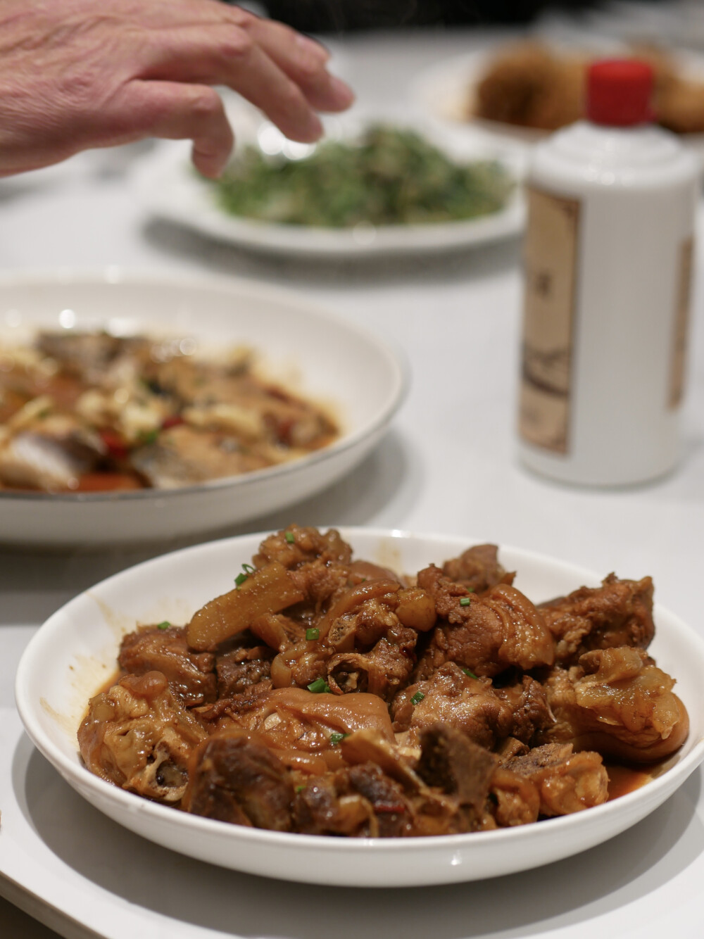 还好今天早起垫了杯咖啡不然这么胃都没开
大东海的红绿头虾鲜甜度吊打阿根廷红虾这个季节竟然还有碧绿的蚕豆沪沪你学学阿浙海瓜子是我说不上来学名的葱油味稍微浓重了点最爱的水潺还是凭实力光盘红糖番薯粿建议全国普及这玩意儿没有人会不爱好嘛