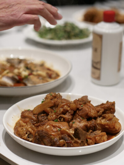 还好今天早起垫了杯咖啡不然这么胃都没开
大东海的红绿头虾鲜甜度吊打阿根廷红虾这个季节竟然还有碧绿的蚕豆沪沪你学学阿浙海瓜子是我说不上来学名的葱油味稍微浓重了点最爱的水潺还是凭实力光盘红糖番薯粿建议全国…