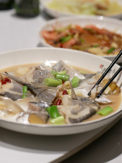 还好今天早起垫了杯咖啡不然这么胃都没开
大东海的红绿头虾鲜甜度吊打阿根廷红虾这个季节竟然还有碧绿的蚕豆沪沪你学学阿浙海瓜子是我说不上来学名的葱油味稍微浓重了点最爱的水潺还是凭实力光盘红糖番薯粿建议全国…