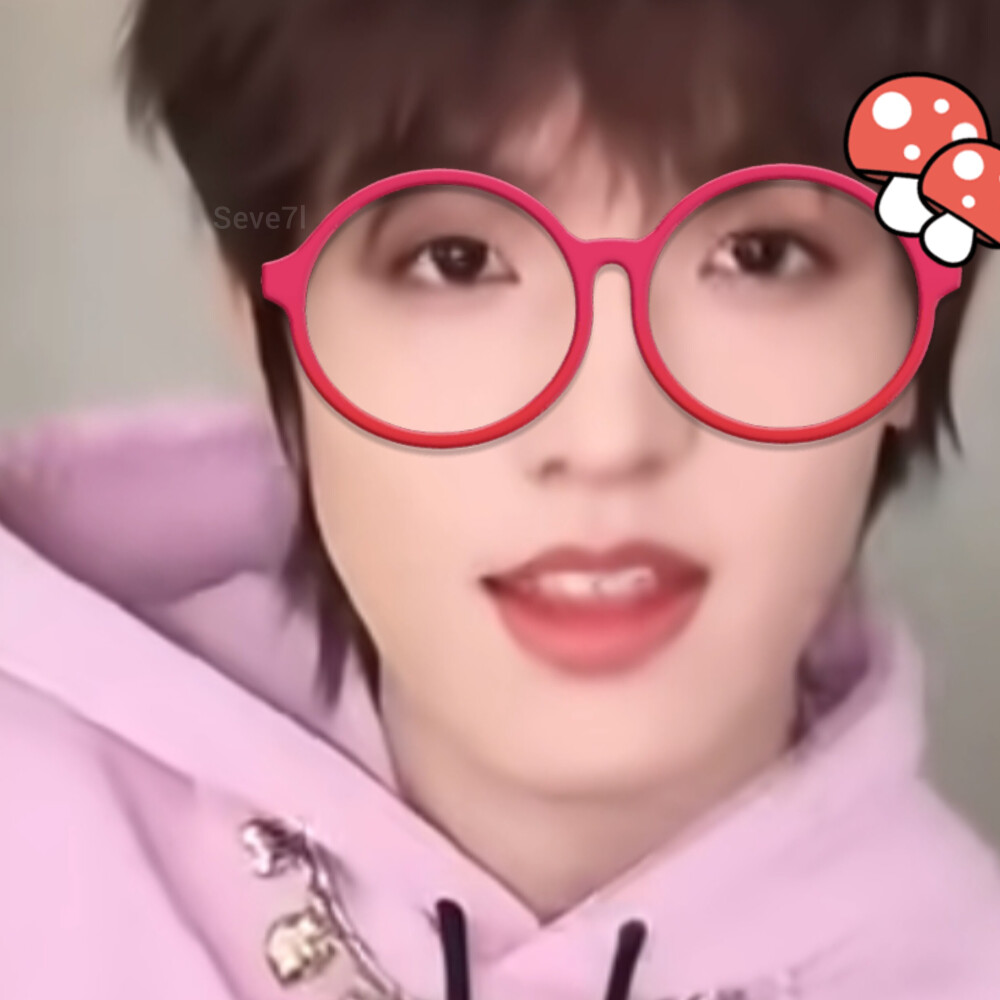 老铁们，我戴这个眼镜萌不萌？