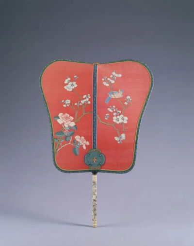 ▲   [清] 缂丝花鸟牙柄刻八仙团扇通长45厘米，扇面最宽31.5厘米