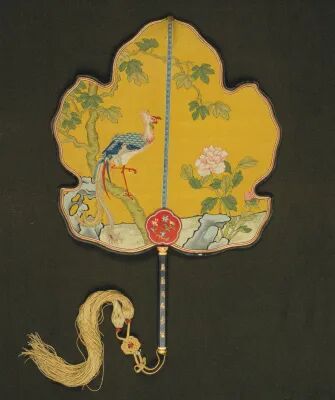▲   [清] 黄色缂丝凤栖梧桐图团扇长49厘米，宽33.5厘米