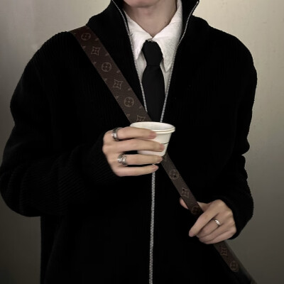 男生头像
村里的傍晚总飘着烧柴的味道
