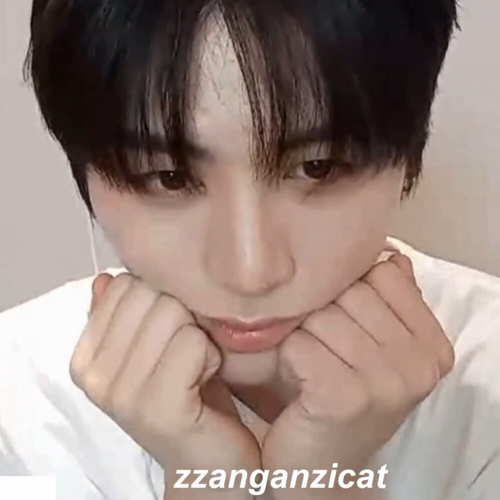 撤回了?又和我表白呢吧？每个人都有追求幸福的权利，也许有人会笑你不知道自己几斤几两，不懂得天高地厚，癞蛤蟆想吃天鹅肉，会问你飞蛾扑火值不值得。但，那又怎么样呢？感情，爱上就是爱上了，得不到也算是努力过，重发吧，我会假装没看见，不给你压力