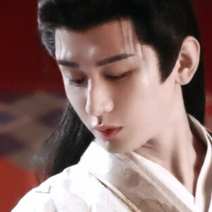 白翎金竿雨中尽，直余三脊残狼牙