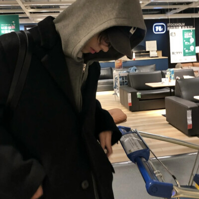 男生头像
村里的傍晚总飘着烧柴的味道
