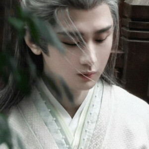 白翎金竿雨中尽，直余三脊残狼牙