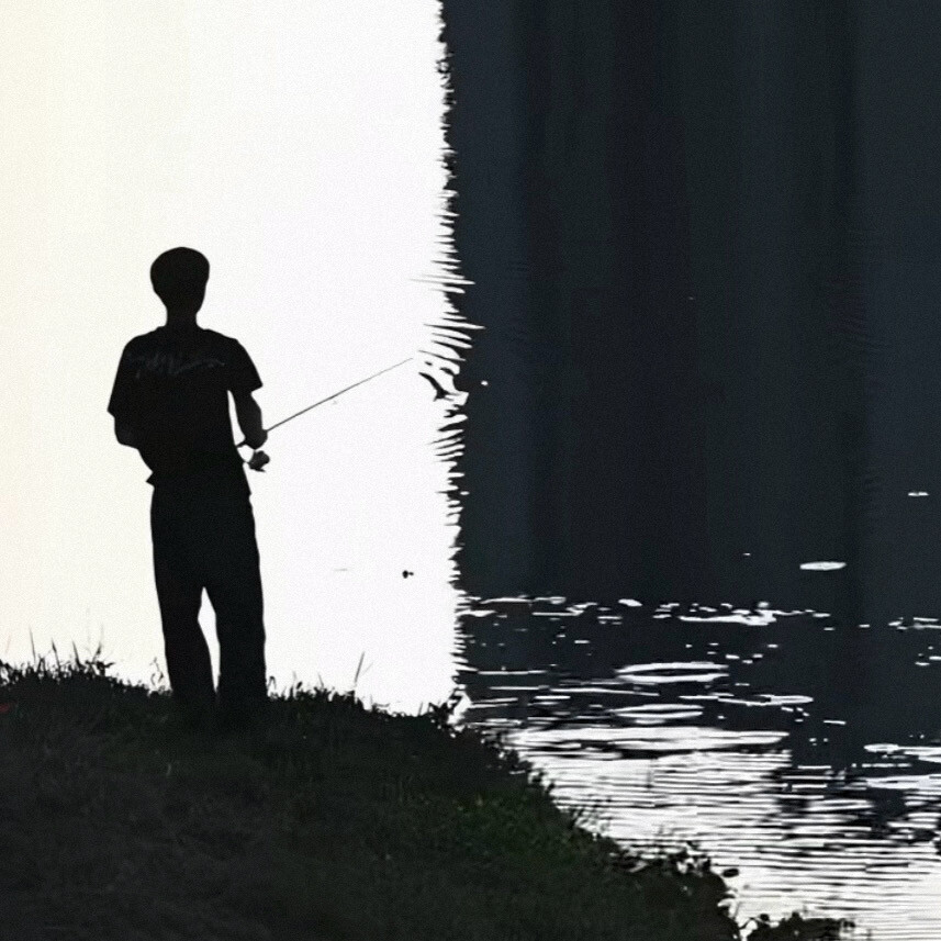 男生头像
村里的傍晚总飘着烧柴的味道
