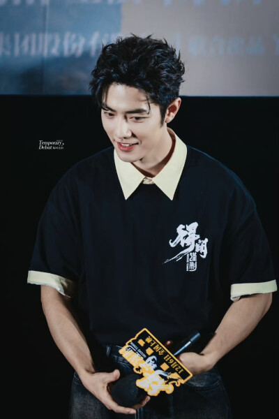 肖战
20251206 【得闲】 • 北京首映
见水印