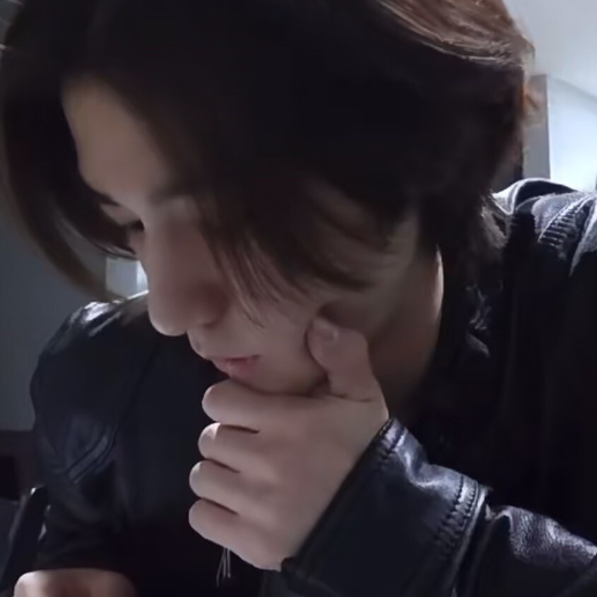 撤回了?又和我表白呢吧？每个人都有追求幸福的权利，也许有人会笑你不知道自己几斤几两，不懂得天高地厚，癞蛤蟆想吃天鹅肉，会问你飞蛾扑火值不值得。但，那又怎么样呢？感情，爱上就是爱上了，得不到也算是努力过，重发吧，我会假装没看见，不给你压力